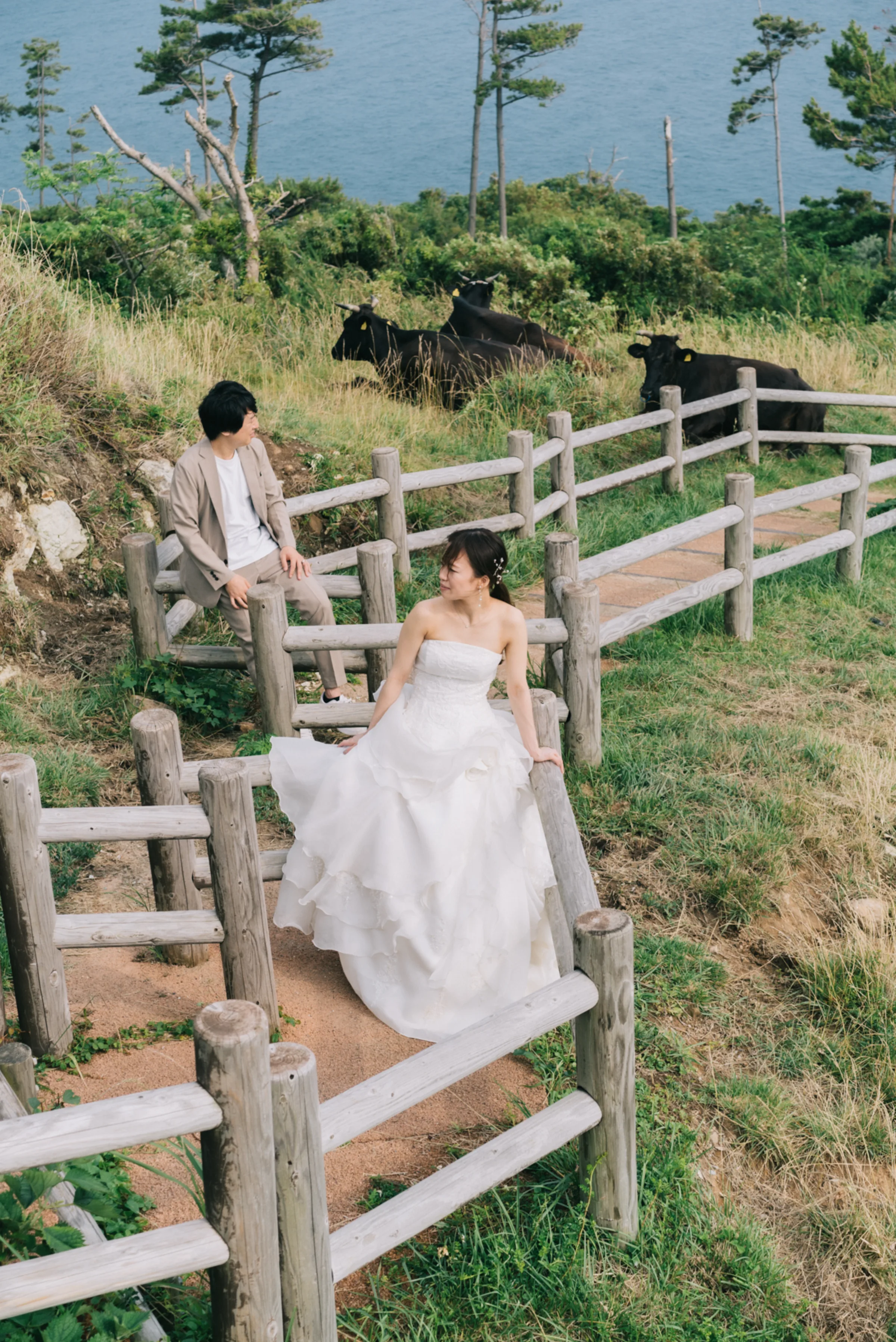 自然光の中で見つめ合うふたりのポートレート