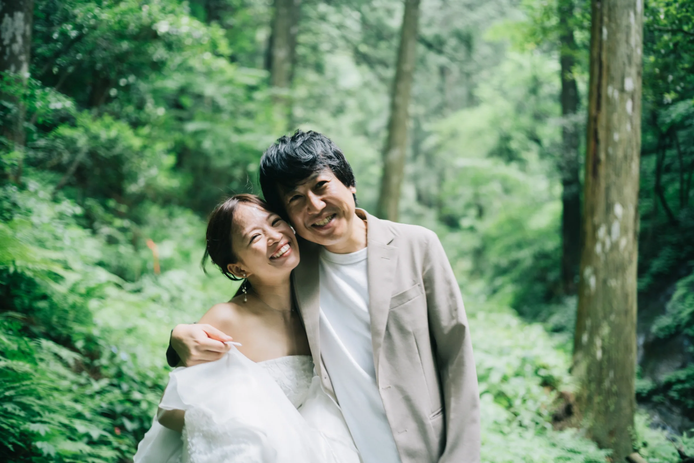ロケーション間を移動する新郎新婦