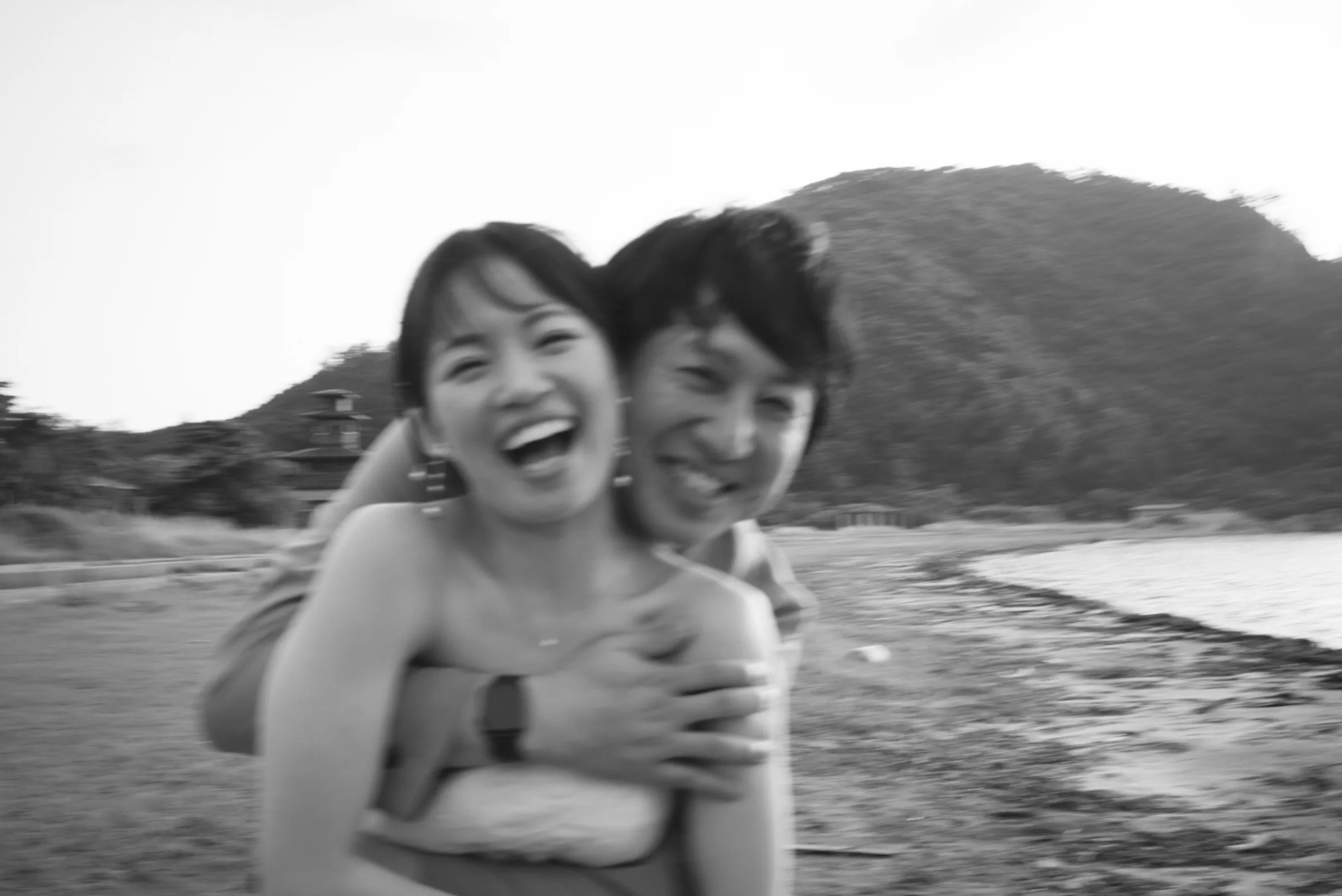 隠岐の小道を歩く新郎新婦