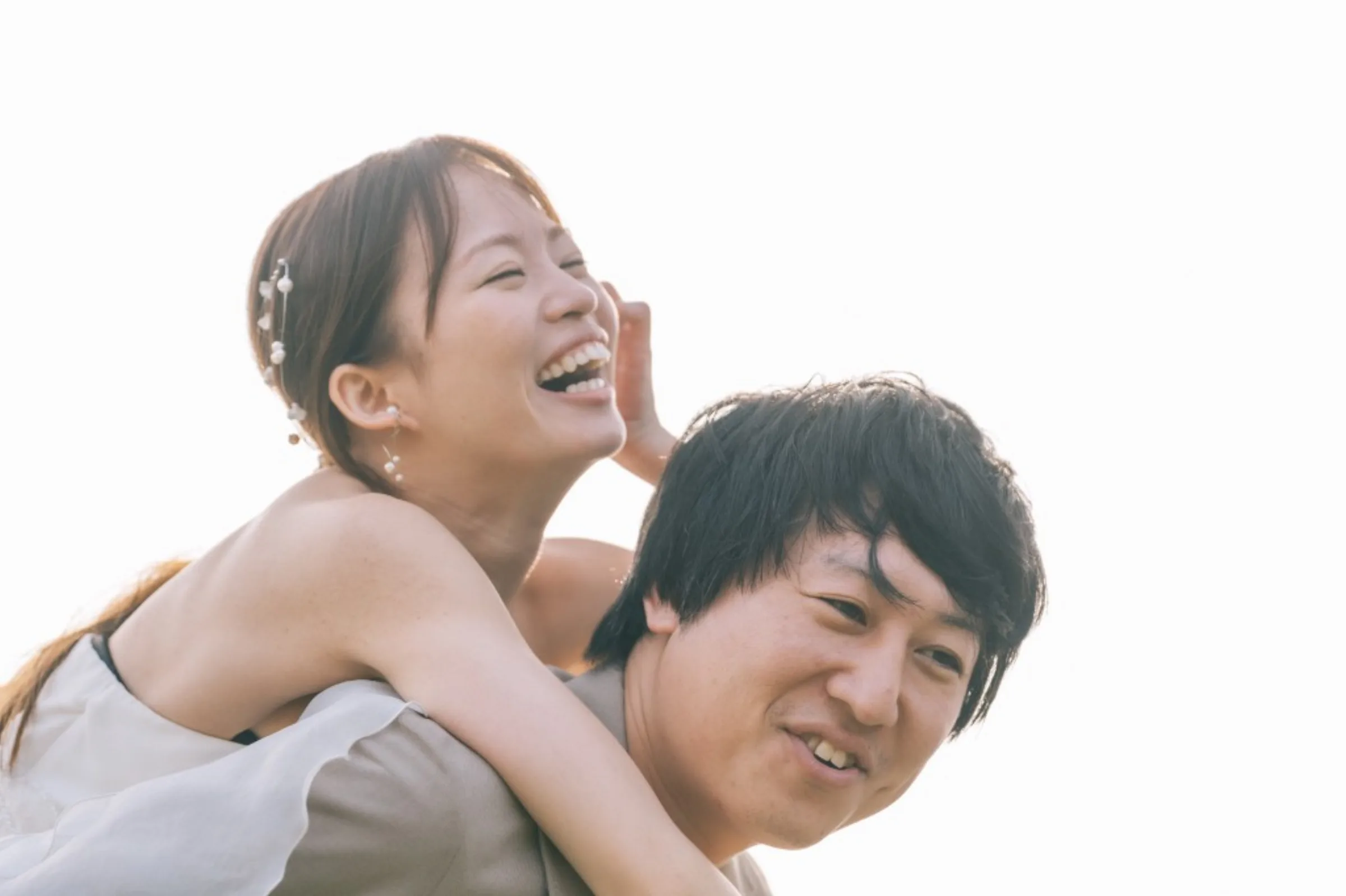 夕方の斜光を受けたふたりのポートレート