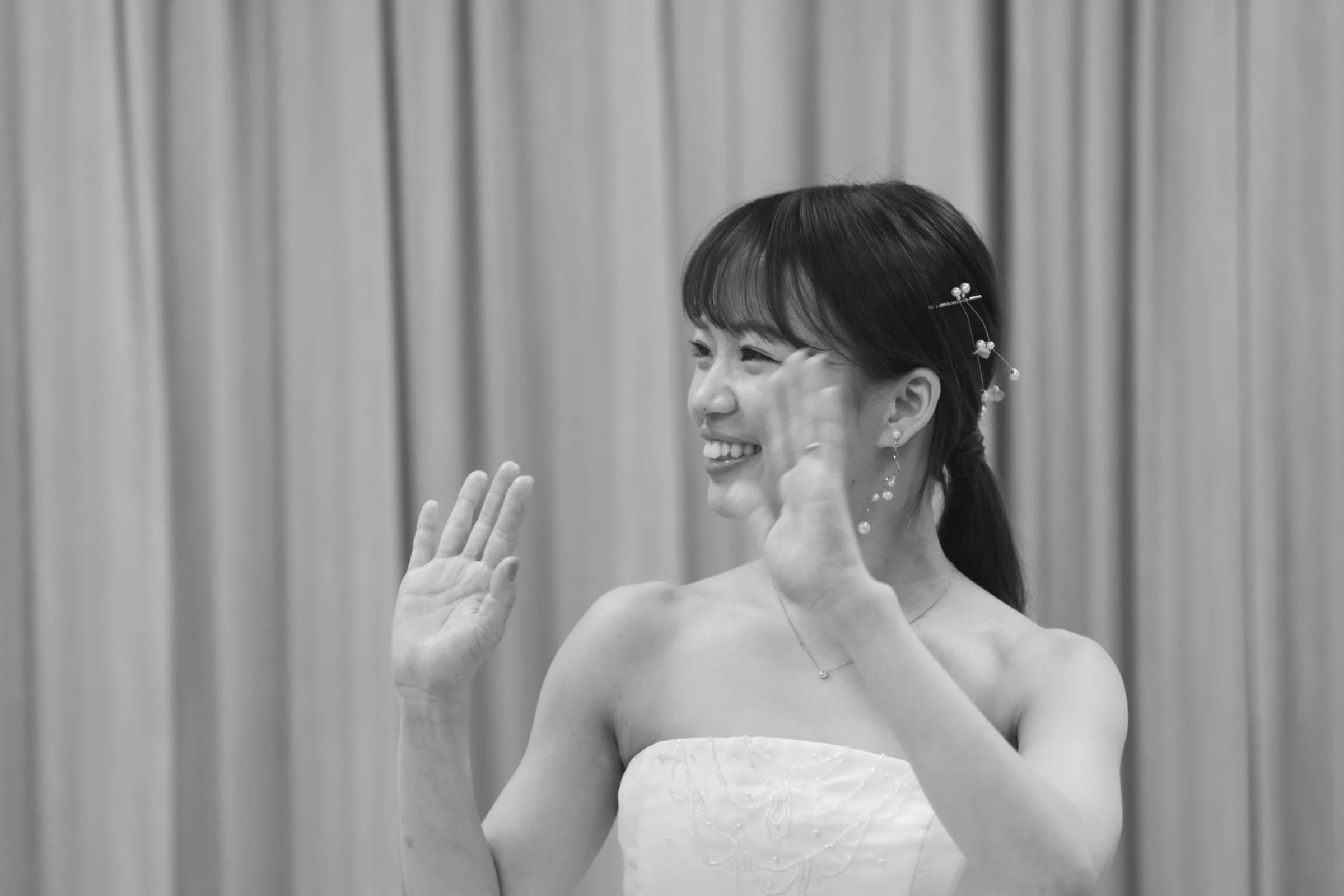 撮影準備をする花嫁とスタイリスト
