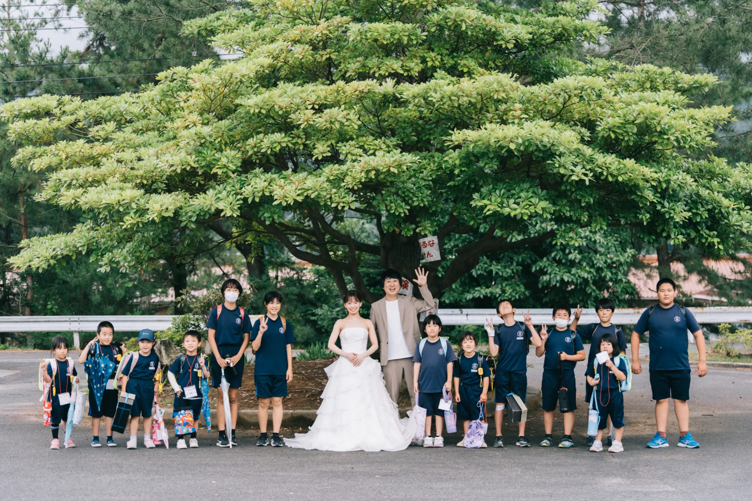 自然な表情で微笑む花嫁のポートレート
