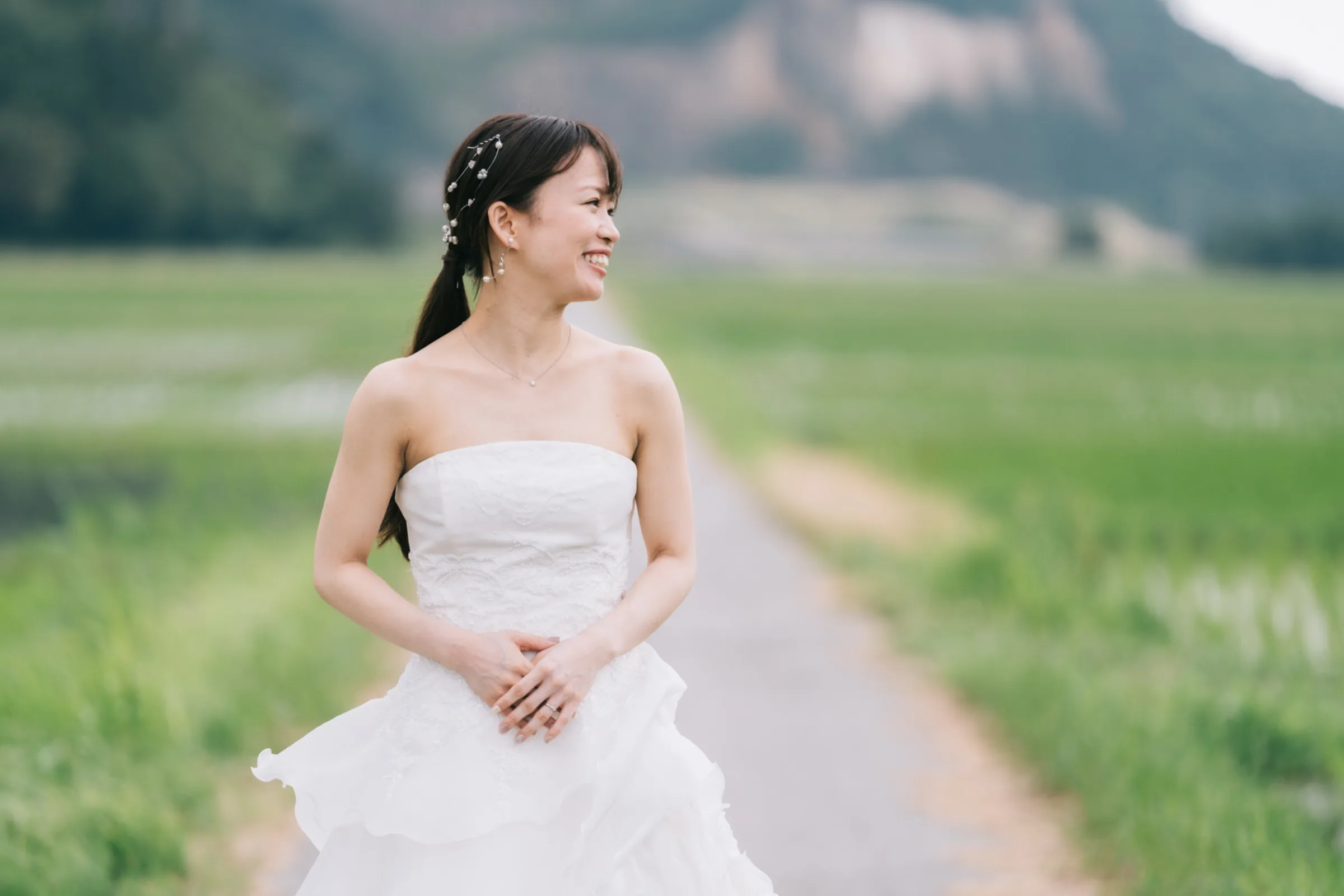 静かな森のロケーションで佇む新郎新婦