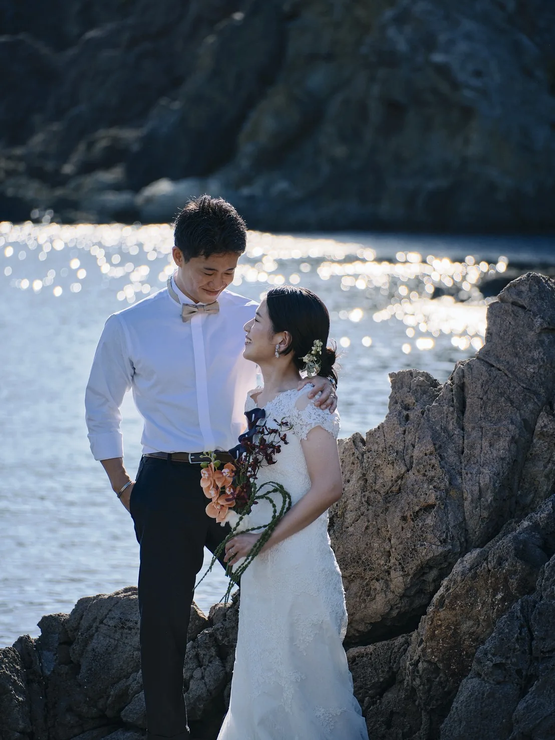 国賀海岸の岩場で見つめ合う新郎新婦