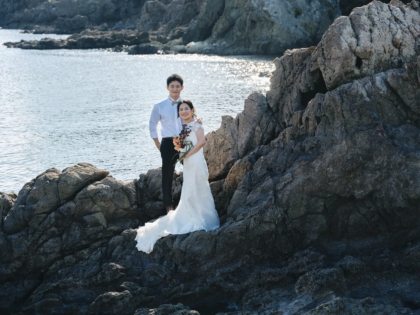 国賀海岸の岩場で微笑む新郎新婦