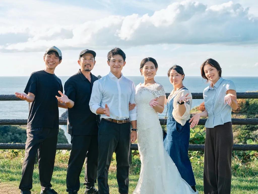 撮影を終えたご夫妻と、同行したクルー